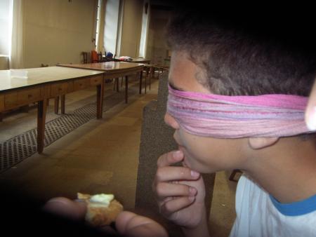 xavier goute au cookies roblochon..